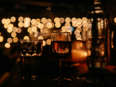 明确喝玻璃餐桌上棕色的液体
